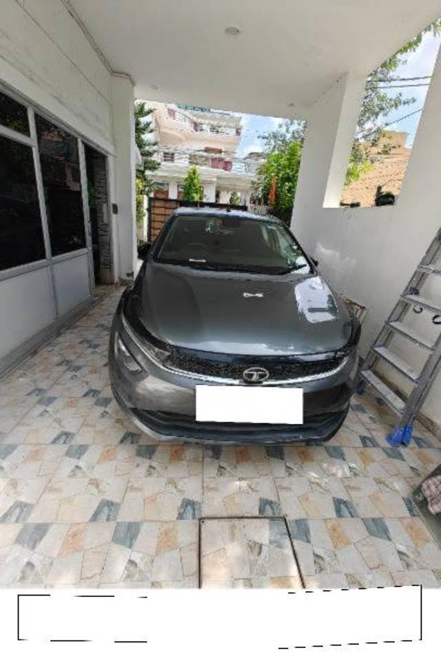 https://images10.gaadi.com/usedcar_image/4073575/original/processed_17a08dd6-47e2-446f-be3f-7b7b61a630a4.jpg?imwidth=6400