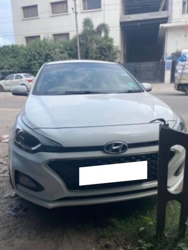 https://images10.gaadi.com/usedcar_image/4073950/original/processed_c5d6ef8d-5126-40a8-bd55-9de2b61c1352.jpeg?imwidth=6402