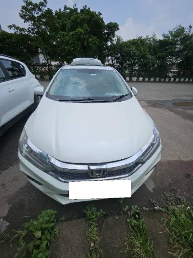 https://images10.gaadi.com/usedcar_image/4073971/original/processed_c1b867e5-9eec-477d-b029-f70ebddcf55f.jpg?imwidth=6400