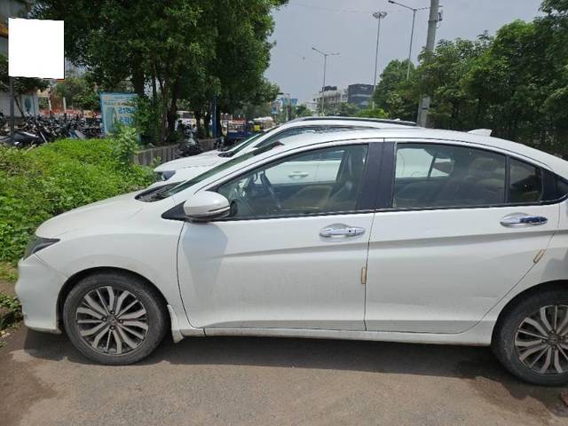 https://images10.gaadi.com/usedcar_image/4073971/original/processed_c5547c5a-6345-423a-a63b-3d3d3f9a9904.jpg?imwidth=6401