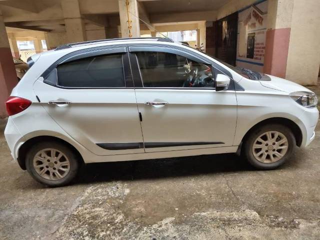 https://images10.gaadi.com/usedcar_image/4073974/original/processed_2633c8ed-b69b-464c-9265-2ba678b32734.jpg?imwidth=6402