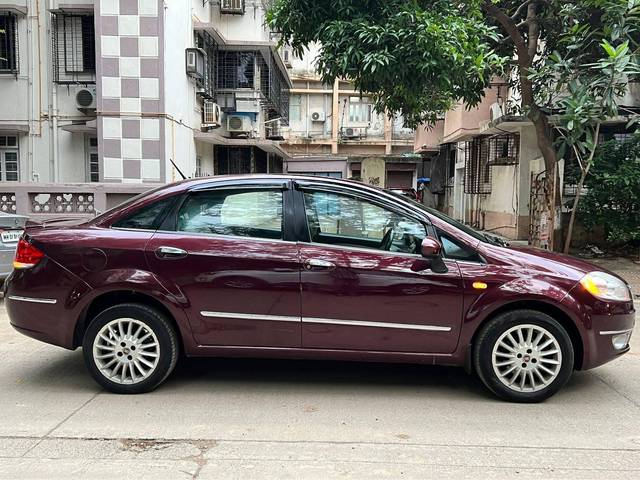 https://images10.gaadi.com/usedcar_image/4074198/original/processed_aefa3d8ec54bbddcecf90d9a1640f18c.jpg?imwidth=6401