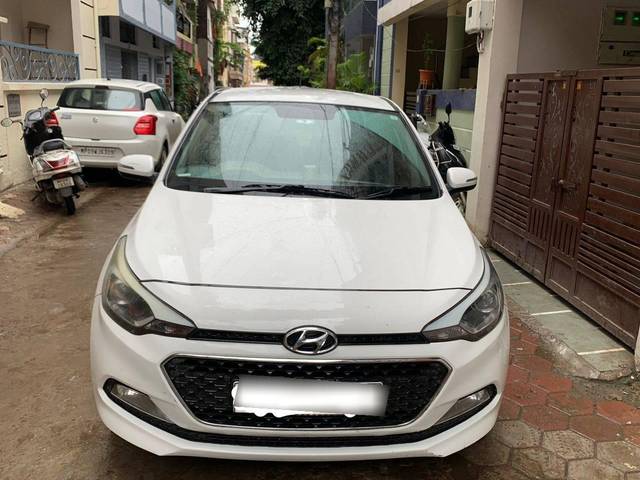 https://images10.gaadi.com/usedcar_image/4074302/original/processed_02820be8-095e-48f8-a404-e7d63fa203ff.jpg?imwidth=6400