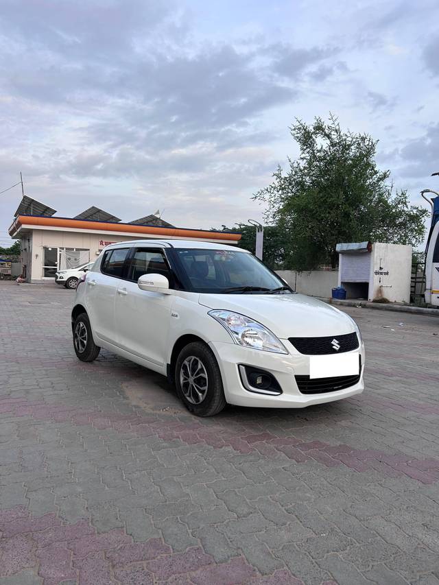 https://images10.gaadi.com/usedcar_image/4074391/original/processed_a8f1e359f290698e92339c7e8aaa1a42.jpg?imwidth=6400