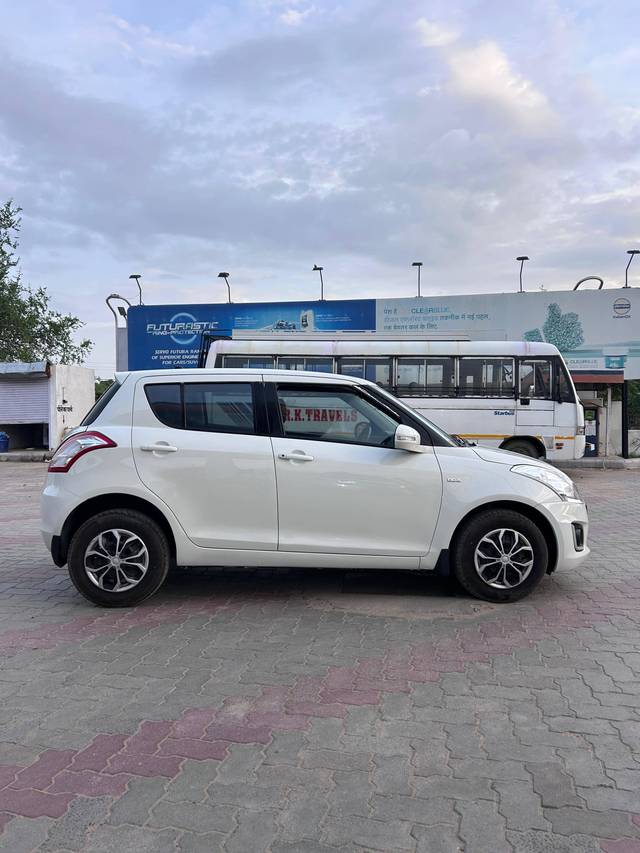 https://images10.gaadi.com/usedcar_image/4074391/original/processed_b732f142810bd53137f617204e0778f3.jpg?imwidth=6401