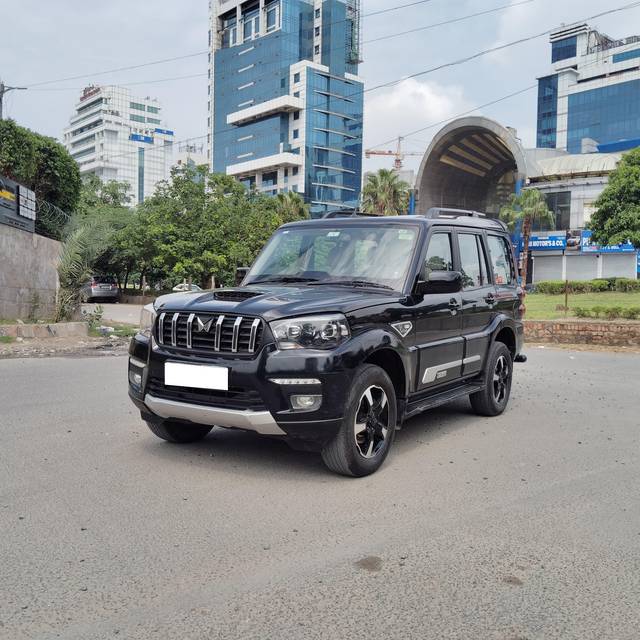 https://images10.gaadi.com/usedcar_image/4074775/original/processed_b8b35e608110b0170cc3ac0df40b2601.jpg?imwidth=6400