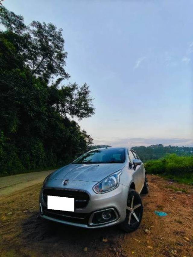 https://images10.gaadi.com/usedcar_image/4075041/original/processed_d8f57642-174d-4852-a540-71b7d6cf6650.jpg?imwidth=6400