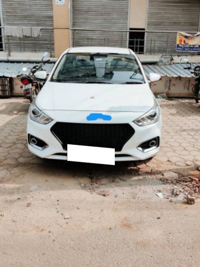 https://images10.gaadi.com/usedcar_image/4075627/original/processed_23bdacbe-0779-4ee9-a68e-b8e5e070e41e.jpg?imwidth=6400