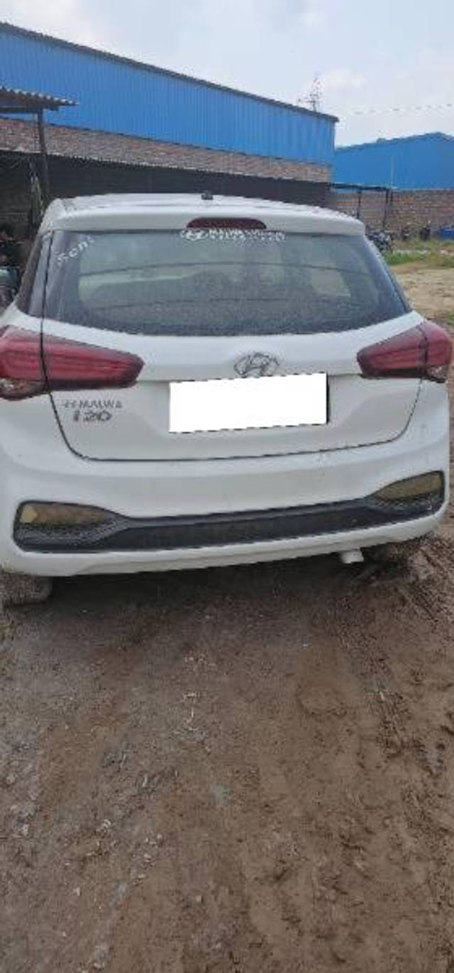 https://images10.gaadi.com/usedcar_image/4075787/original/processed_10e07a02-36d6-4701-b79f-073f2797b04f.jpg?imwidth=6402