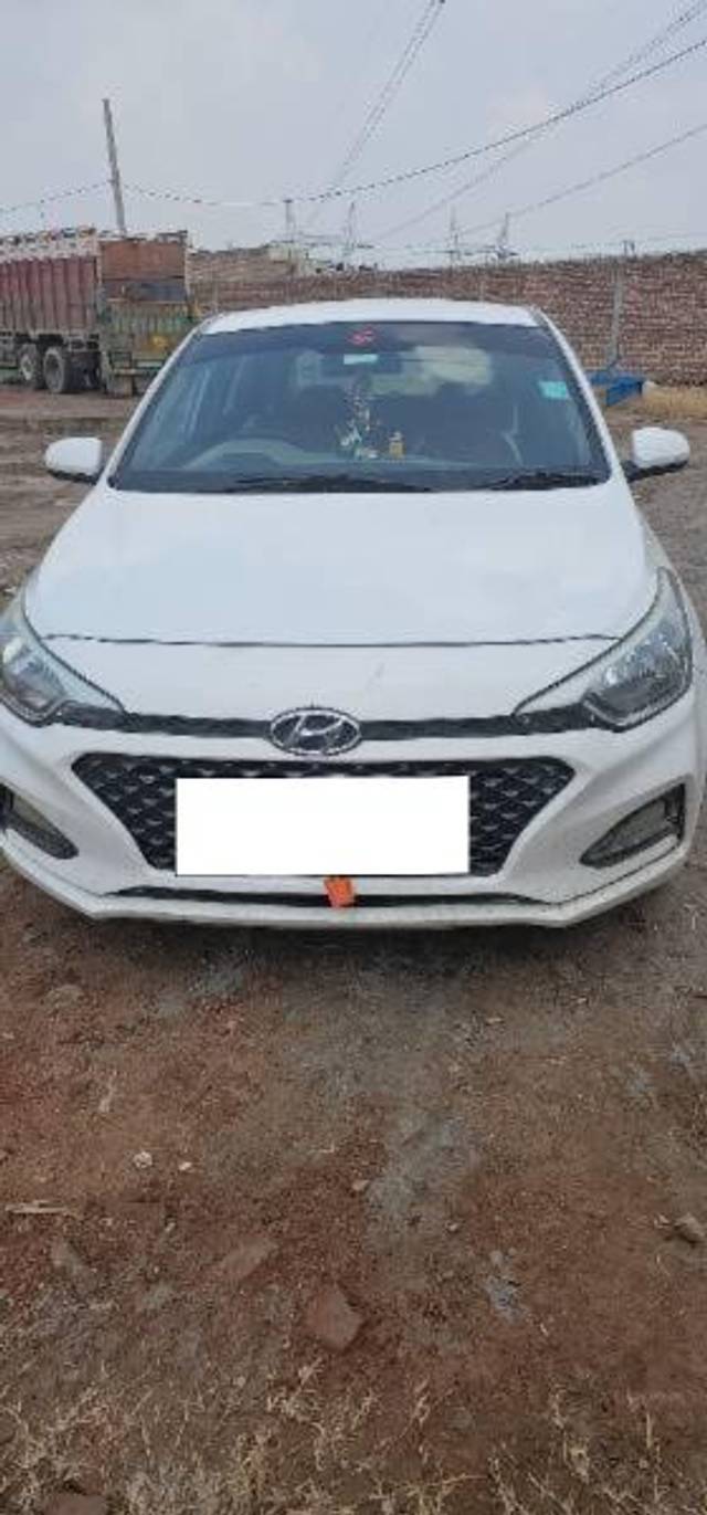 https://images10.gaadi.com/usedcar_image/4075787/original/processed_7402013a-d08c-48f2-97d8-b93884753f5b.jpg?imwidth=6400