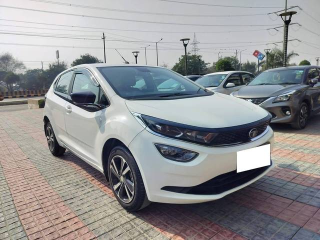 https://images10.gaadi.com/usedcar_image/4075864/original/processed_aad757188c40f4827aa19af674efe9e7.jpeg?imwidth=6402