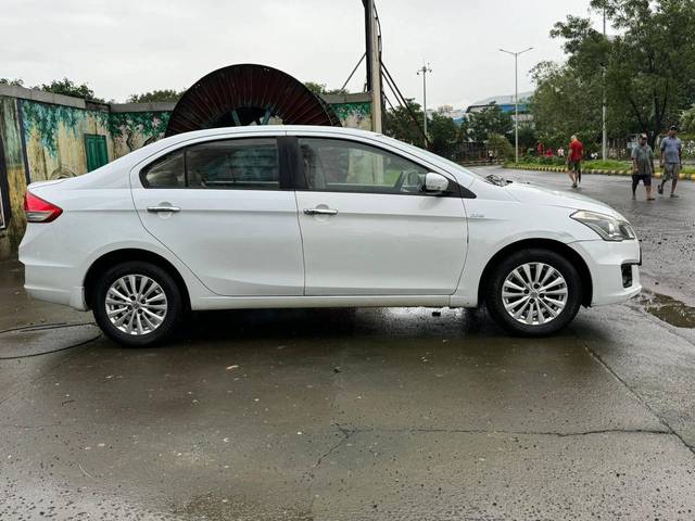 https://images10.gaadi.com/usedcar_image/4076418/original/processed_1fd2ea53e28506bc5a99f082c9790ab7.jpg?imwidth=6401