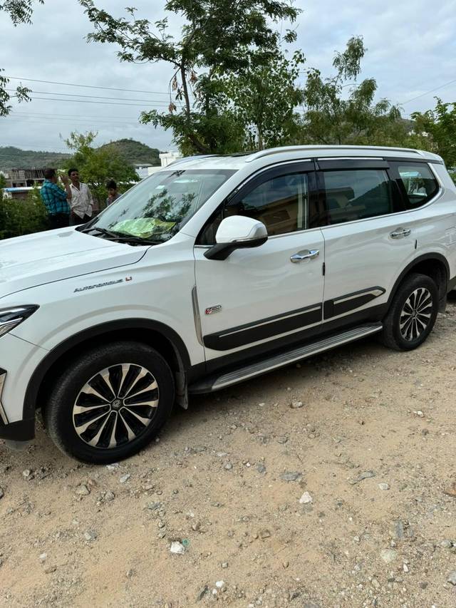 https://images10.gaadi.com/usedcar_image/4076639/original/eb4c33724736daf50975f9ea9364e39e.jpg?imwidth=6402