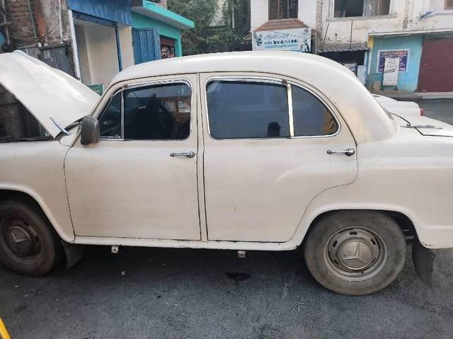 https://images10.gaadi.com/usedcar_image/4076899/original/processed_631c13dc-a1ae-4c61-9958-20f9c3302422.jpg?imwidth=6401