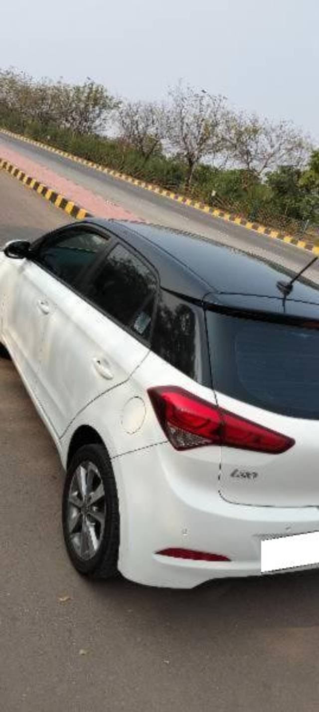 https://images10.gaadi.com/usedcar_image/4077033/original/processed_d3fba5f8-0f48-437d-804a-3e71701bedb4.jpg?imwidth=6402