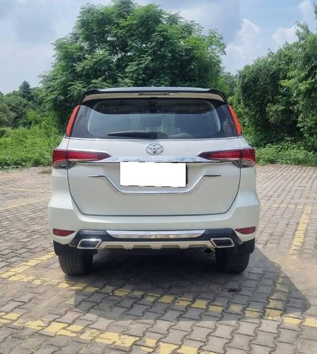 https://images10.gaadi.com/usedcar_image/4077766/original/processed_216f151f30a1d5d4f53e07702c72dc3b.jpg?imwidth=6402