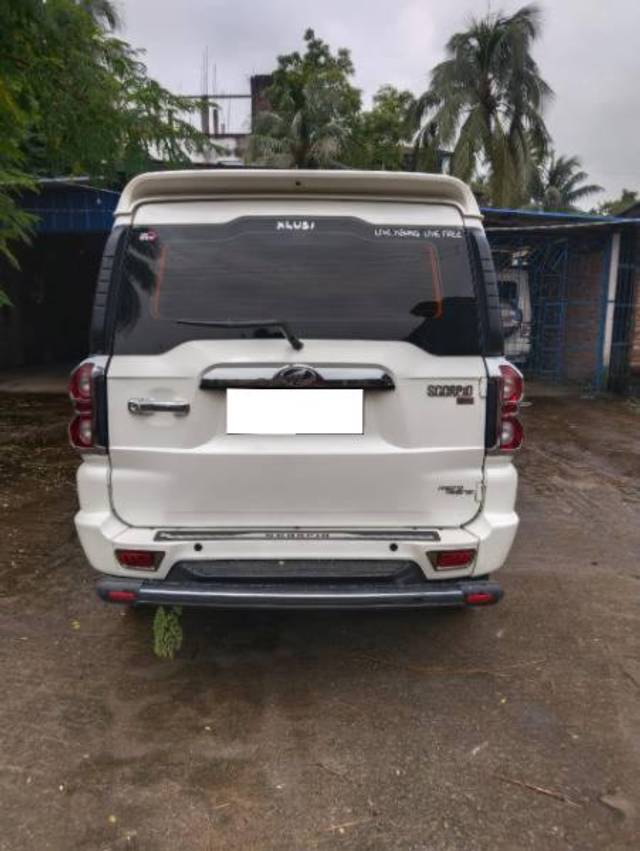 https://images10.gaadi.com/usedcar_image/4078333/original/processed_eaec063c-9627-4870-9b87-299bd05c2f5f.jpg?imwidth=6402