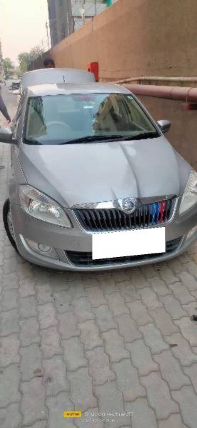 https://images10.gaadi.com/usedcar_image/4079206/original/processed_a4ca50a9-5ff0-459e-b85e-101db8b69dc4.jpg?imwidth=6400