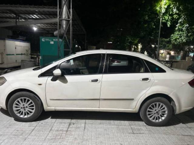 https://images10.gaadi.com/usedcar_image/4080123/original/processed_fc628508-be4b-4f35-a8ec-89fb5d1caba5.jpg?imwidth=6402