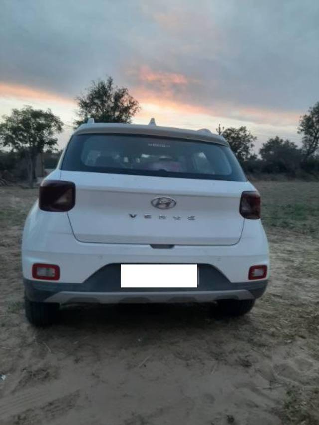 https://images10.gaadi.com/usedcar_image/4080328/original/processed_0427b733-62bc-4ba2-98be-7a5275f86701.jpg?imwidth=6402