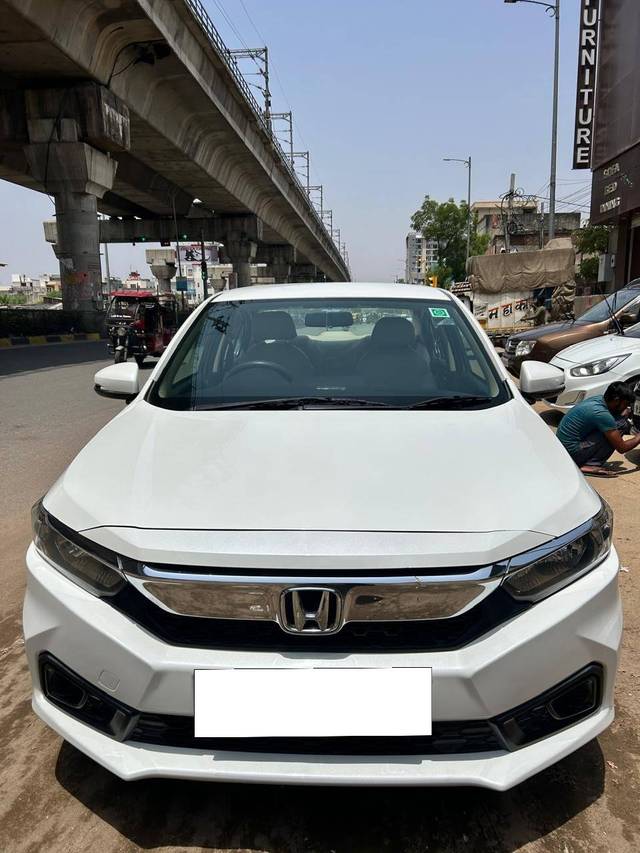 https://images10.gaadi.com/usedcar_image/4080539/original/processed_30804726d3aba40db3793c448d6719c5.jpg?imwidth=6402