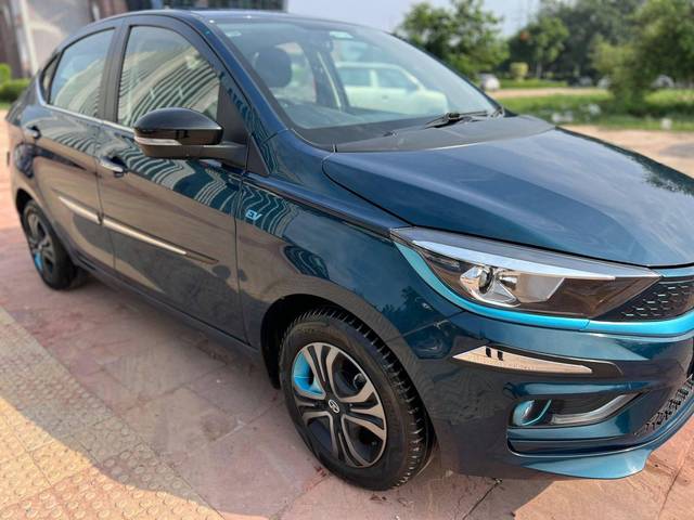 https://images10.gaadi.com/usedcar_image/4081299/original/processed_72cc9aae146bc8dea013ab529bef49b8.jpg?imwidth=6400