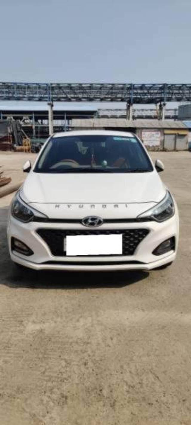 https://images10.gaadi.com/usedcar_image/4082045/original/processed_9b05ecfa-fb56-4e92-9370-f50414bcb59b.jpg?imwidth=6400