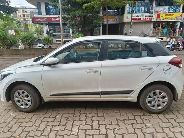 https://images10.gaadi.com/usedcar_image/4082060/original/processed_516e8916-2cd9-4588-a2ab-3aca0045af1b.jpeg?imwidth=6402