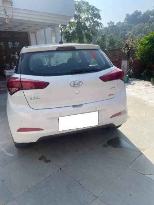 https://images10.gaadi.com/usedcar_image/4082091/original/processed_2889be81-07e7-411a-8ad9-1b46d22c8eb1.jpeg?imwidth=6401