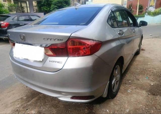 https://images10.gaadi.com/usedcar_image/4082126/original/processed_3a1cd15f-fbfa-455d-a36b-7249b690daf5.jpg?imwidth=6402