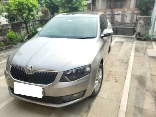 https://images10.gaadi.com/usedcar_image/4082215/original/processed_2e2ab543-7156-4319-b271-b098a25889b6.jpg?imwidth=6402