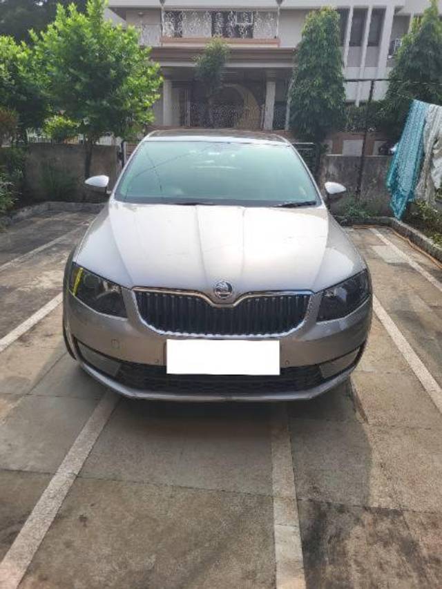 https://images10.gaadi.com/usedcar_image/4082215/original/processed_2f8472f6-52e8-4dcc-9e7a-289e0f142268.jpg?imwidth=6400