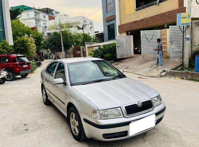 https://images10.gaadi.com/usedcar_image/4082661/original/processed_90f7689f72b26778c7c192d679de6a4b.jpeg?imwidth=6400