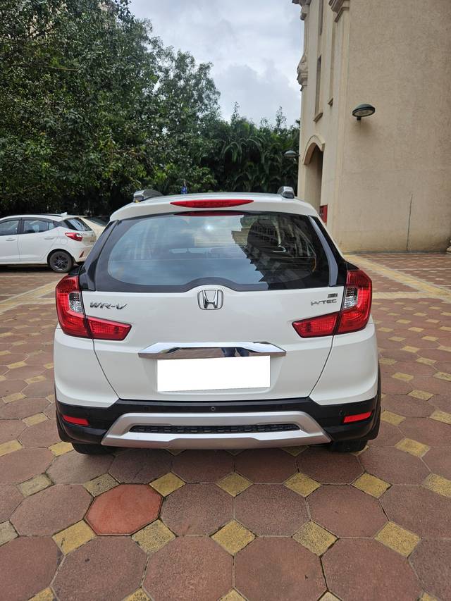 https://images10.gaadi.com/usedcar_image/4082784/original/processed_9971342f405404c84fc6c84935d91fe3.jpg?imwidth=6402