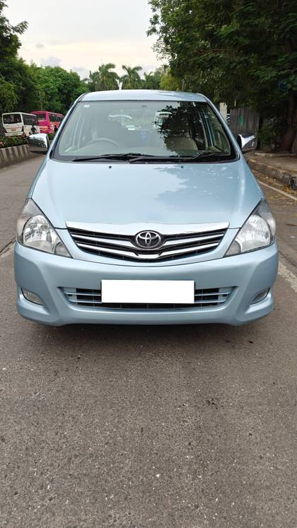 Toyota Innova 2.5 V Diesel 8-seater