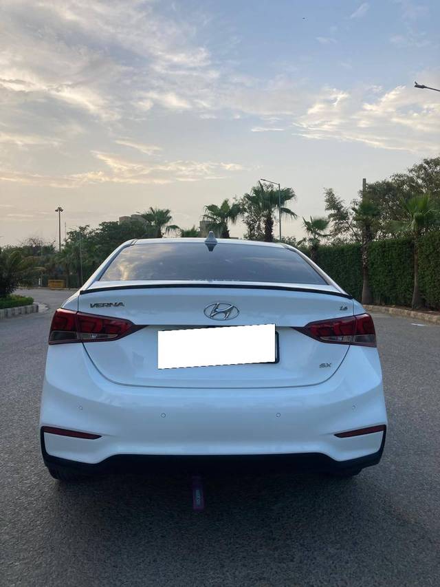 https://images10.gaadi.com/usedcar_image/4084236/original/processed_ab09f66a12f229c2b7922642a181bb9d.jpg?imwidth=6402