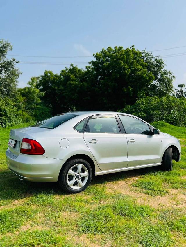 https://images10.gaadi.com/usedcar_image/4084285/original/processed_d0500e28084509182b7dc7dd48e79307.jpeg?imwidth=6402