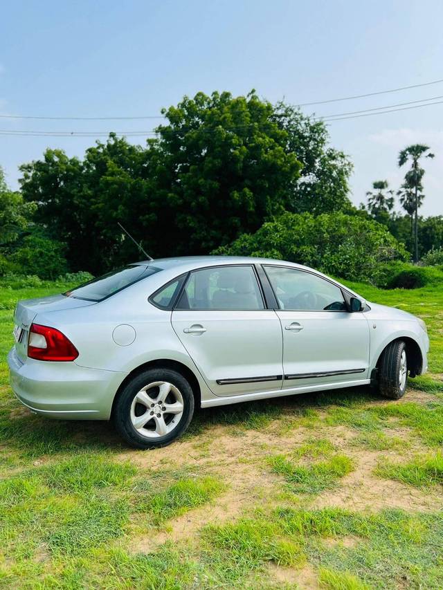 https://images10.gaadi.com/usedcar_image/4084346/original/processed_1dd2e64b5a245fc8e653d799ae73fe35.jpeg?imwidth=6401