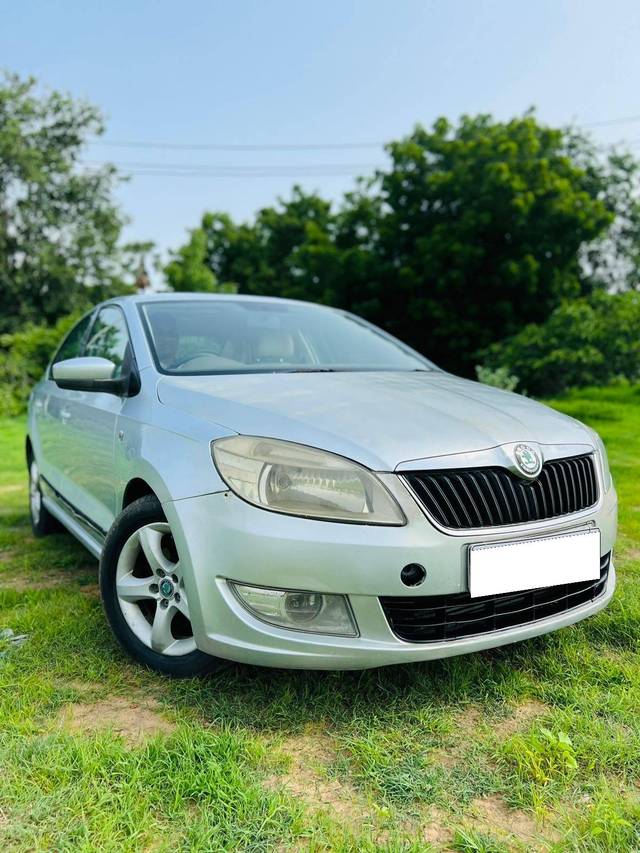 https://images10.gaadi.com/usedcar_image/4084346/original/processed_92bec7fe092154f1228bd85b28864f01.jpeg?imwidth=6400