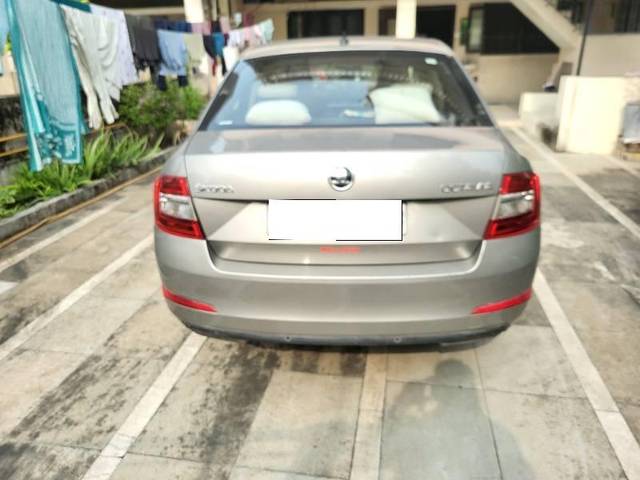 https://images10.gaadi.com/usedcar_image/4086581/original/processed_816a4afb-b2c6-4096-929f-eb1302610b33.jpg?imwidth=6401