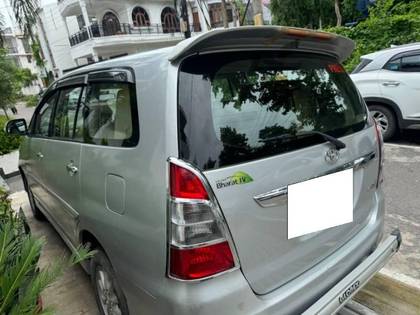 Toyota Innova 2.0 V Petrol 8-seater