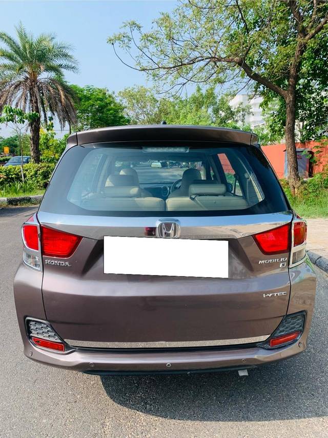 https://images10.gaadi.com/usedcar_image/4087312/original/processed_ce786f543d2db00fd479d6f47955619d.jpg?imwidth=6401