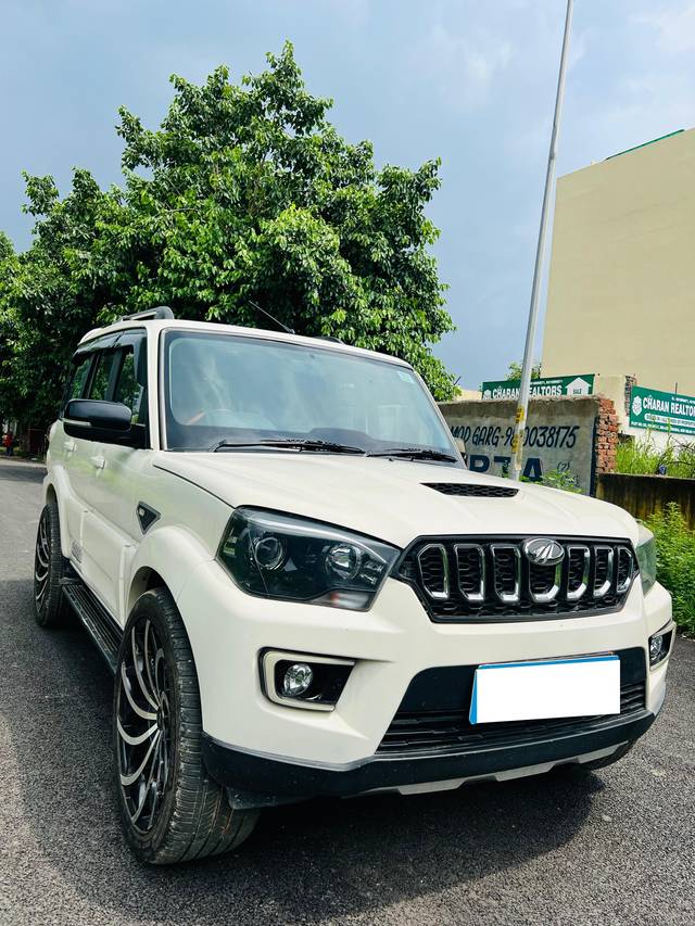 https://images10.gaadi.com/usedcar_image/4088576/original/processed_936d96e2560cfb0d778ac0ede320bc27.jpg?imwidth=6400