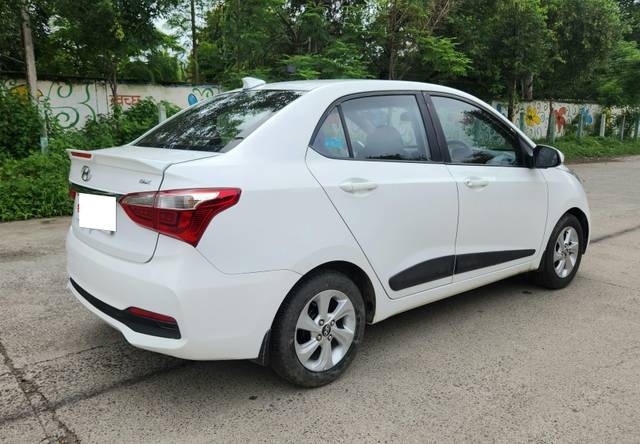 https://images10.gaadi.com/usedcar_image/4088629/original/processed_c73f532dca32c36bc09e9deaee80512f.jpg?imwidth=6402