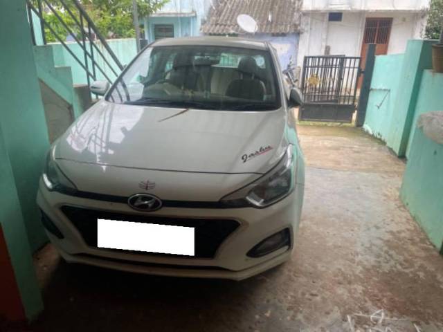 https://images10.gaadi.com/usedcar_image/4088634/original/processed_51e58793-255b-405b-8dbb-6781ddfc83bd.jpg?imwidth=6400