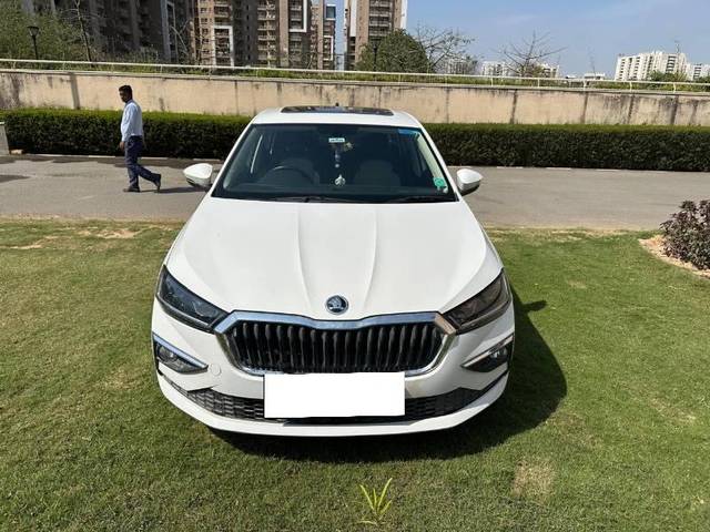 https://images10.gaadi.com/usedcar_image/4088739/original/processed_728bc6f0-a87e-4efe-981a-6b21e7843cf5.jpg?imwidth=6402