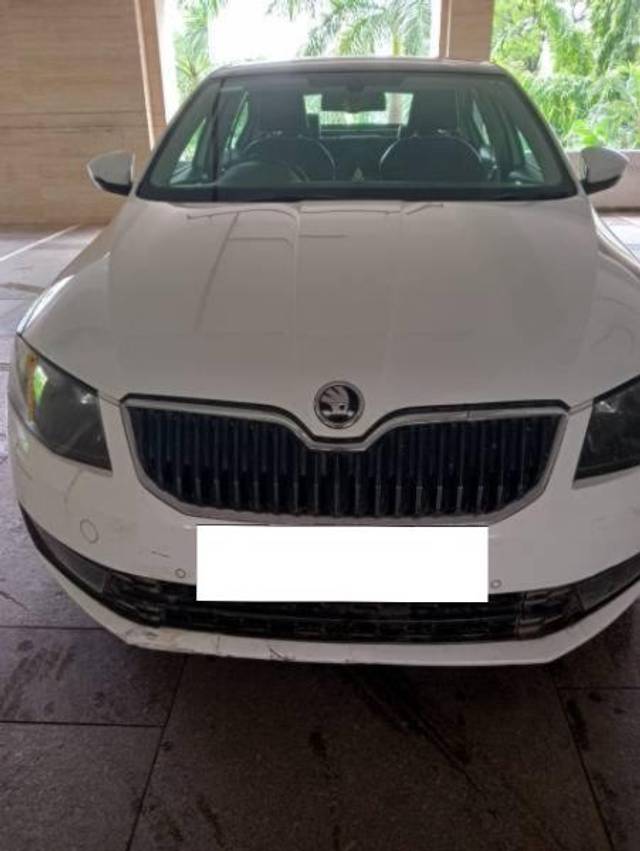 https://images10.gaadi.com/usedcar_image/4088752/original/processed_b1548f74-dccf-4924-8954-7e2eacc1c92c.jpg?imwidth=6400