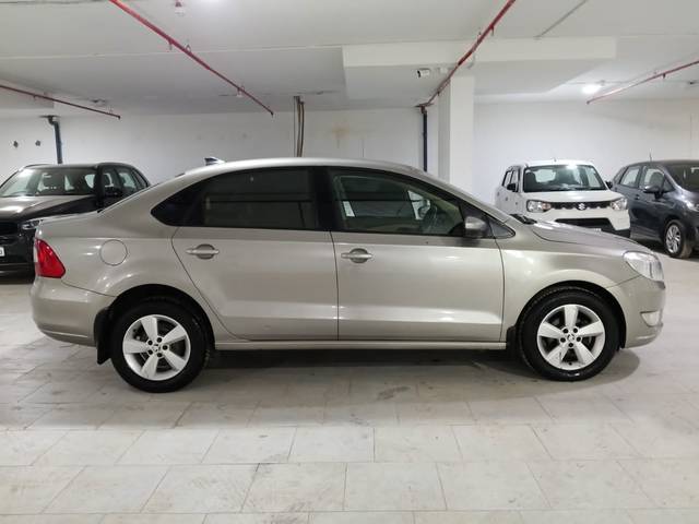 https://images10.gaadi.com/usedcar_image/4089347/original/2a0595d6e79cb925814d3065b8274393.jpg?imwidth=6401