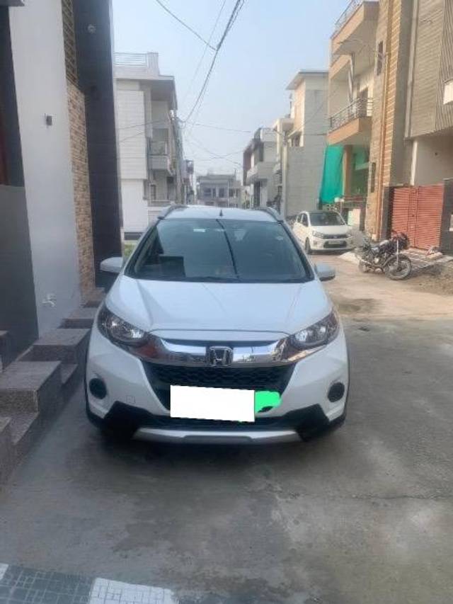 https://images10.gaadi.com/usedcar_image/4089524/original/processed_242ab378-044e-416f-8887-6316071a973f.jpeg?imwidth=6402