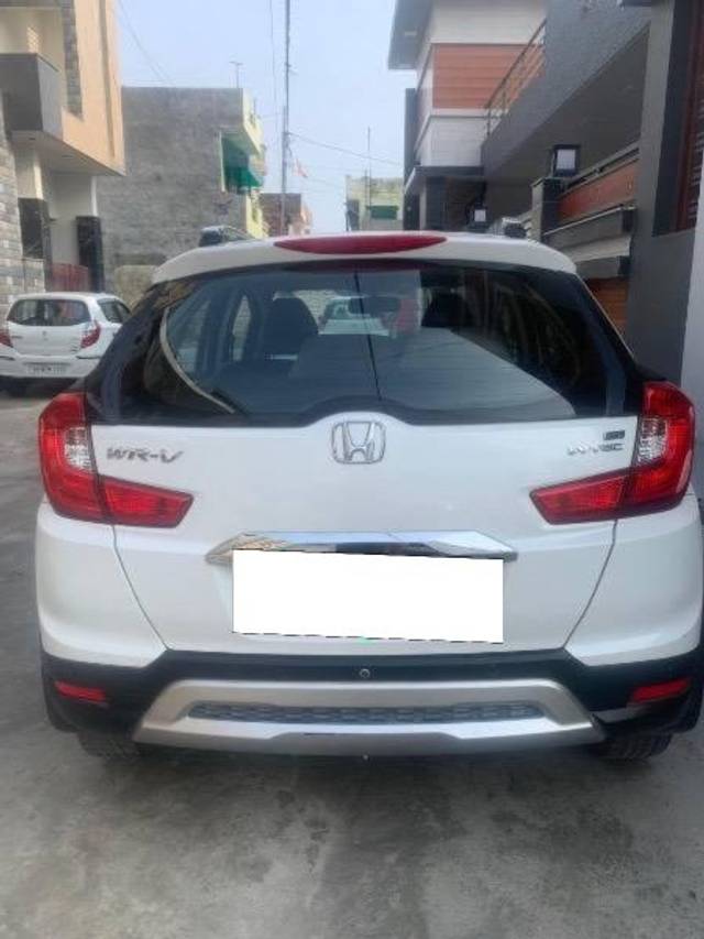 https://images10.gaadi.com/usedcar_image/4089524/original/processed_73705c07-ff01-4ad3-b31e-bd4e10a5c606.jpeg?imwidth=6401